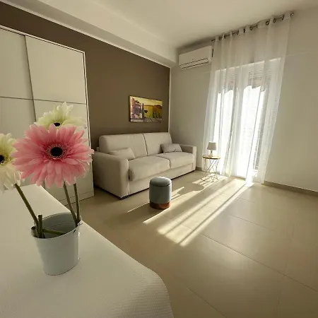 Four Naxos جيارديني ناكسوس