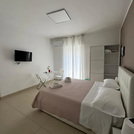 فندق مبيت وإفطار Four Naxos 3*